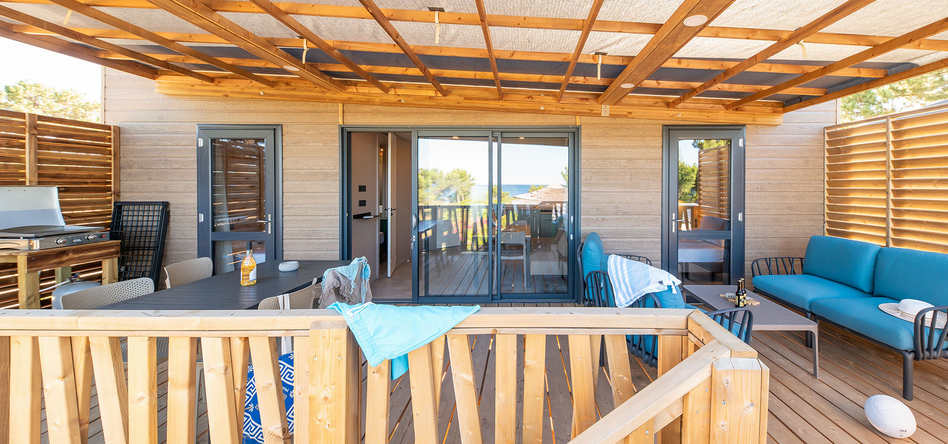 Camping san damiano bungalow vista terrasse salon plancha